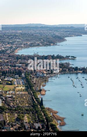 Luftaufnahme des Gardasees (Lago di Garda) mit den kleinen Dörfern Bardolino, Cisano und Lazise, Blick von der Rocca di Garda, Venetien, Italien. Stockfoto