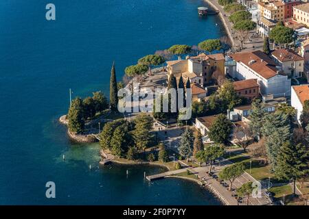 Luftaufnahme der Promenade der kleinen Stadt Garda, Ferienort an der Küste des Gardasees, Blick von der Rocca di Garda, Venetien, Italien, Europa. Stockfoto