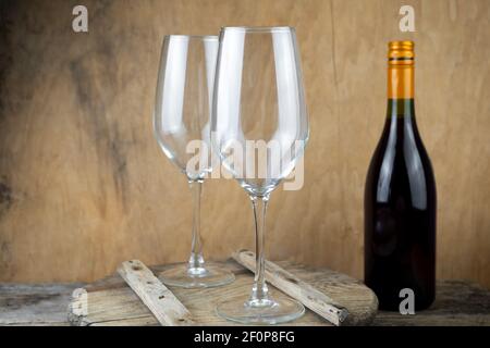 Zwei leere Weingläser und eine Flasche Wein stehen auf dem Tisch. Romantisches Abendessen. Wein trinken. Wineglass. Stockfoto