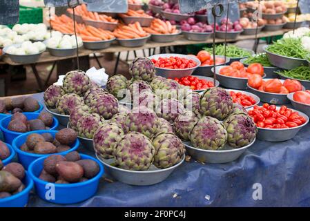 Ein Tisch voller Essen auf dem Straßenmarkt Stockfoto