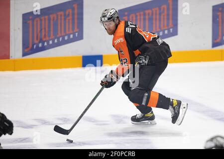 06. März 2021, Hessen, Frankfurt/Main: Alexej Dmitriev (Loewen Frankfurt, 42). DEL 2 Eishockeyspiel zwischen den Loewen Frankfurt und den Bayreuther Tigern am 6. März in der Eissporthalle Frankfurt am Main. Foto: Jürgen Kessler/dpa Stockfoto