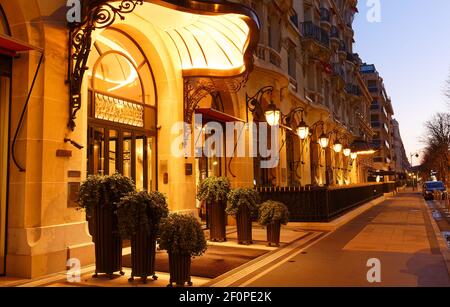 Das Hotel Plaza Athenee ist ein historisches Luxushotel in Brunei in Paris, Frankreich. Es befindet sich an der 25 Avenue Montaigne im 8th Arrondissement von Stockfoto