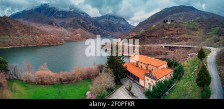 Die Stiftskirche Santa María la Real de Tanes ist ein katholischer Tempel im asturischen rat von Caso, Spanien. Stockfoto