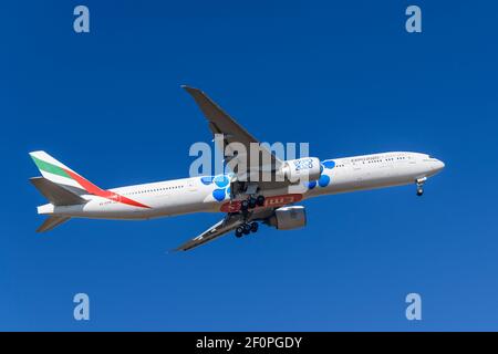 Emirates Boeing 777-31H mit der Flugzeugregistrierung A6-EPB im Anfahrt zur Südbahn 08R des Münchner Flughafens MUC EDDM Stockfoto