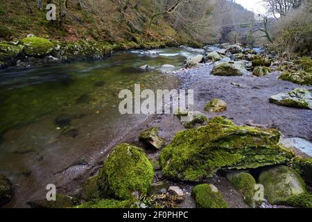 Der Ogwen-Fluss entspringt im Ogwen-See in Snowdonia, ist aber hier in seinem unteren Bereich nahe dem alten Eisenbahnviadukt bei Tregarth zu sehen. Stockfoto
