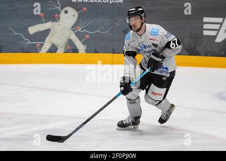 06. März 2021, Hessen, Frankfurt/Main: Simon Karlsson (Bayreuth Tigers, 67). DEL 2 Eishockeyspiel zwischen den Loewen Frankfurt und den Bayreuther Tigern am 6. März in der Eissporthalle Frankfurt am Main. Foto: Jürgen Kessler/dpa Stockfoto