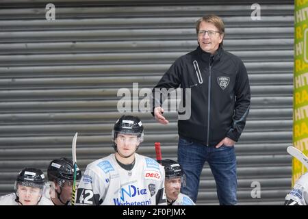 06. März 2021, Hessen, Frankfurt/Main: Trainer Petri Kujala (Bayreuth Tigers). DEL 2 Eishockeyspiel zwischen den Loewen Frankfurt und den Bayreuther Tigern am 6. März in der Eissporthalle Frankfurt am Main. Foto: Jürgen Kessler/dpa Stockfoto