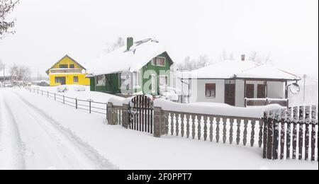 Ferienhaus auf dem Berg, umgeben von Pinien und mit Schnee bedeckt am kalten Wintertag Stockfoto