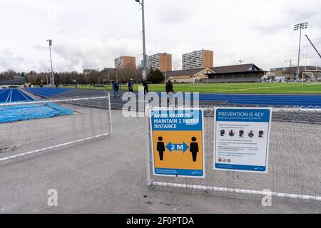 Bewohner zu Fuß in den Minoru Park, Oval Field während covid-19 Pandemie Periode. Stockfoto