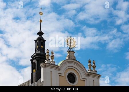 Breslau, Polen - Mai 03 2020: Fassade und Turm der römisch-katholischen Kirche des Heiligen Namens Jesu Stockfoto