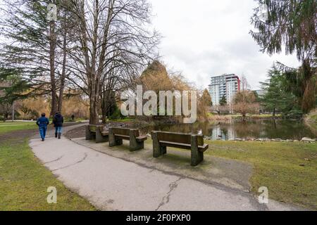 Bewohner wandern im Minoru Park. Richmond, BC, Kanada. Stockfoto