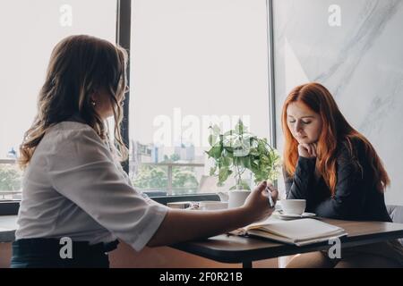 Psychische Gesundheit, Wellness, Unterstützung, emotionaler Stress, Therapiekonzept. Kommunikationssitzung der Frau Psychologin und Klientin. Psychotherapie oder Gespräch Stockfoto