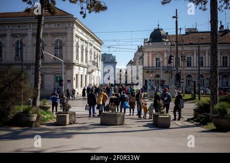 Belgrad, Serbien, 7. März 2021: Fußgänger überqueren die Stadtstraße zwischen der Knez Mihailova Straße und dem Kalemegdan Park Stockfoto