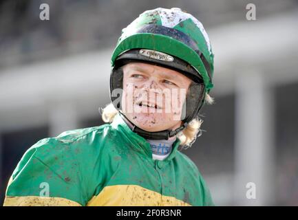 CHELTENHAM 2008 1st TAG. 11/3/2008. RICHARD THORNTON NACH DEM GEWINN DER NOVIZENHÜRDE. BILD DAVID ASHDOWN Stockfoto