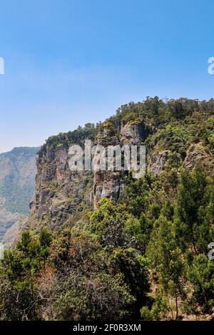 Blick auf die Granitfelsen, die wie Säulen hoch stehen, vom Aussichtspunkt Pillar Rocks, Kodaikanal, Tamil Nadu, Indien Stockfoto