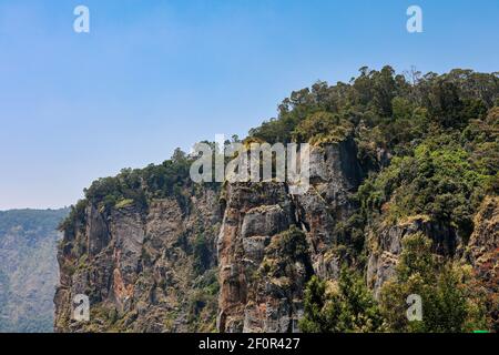 Blick auf die Granitfelsen, die wie Säulen hoch stehen, vom Aussichtspunkt Pillar Rocks, Kodaikanal, Tamil Nadu, Indien Stockfoto