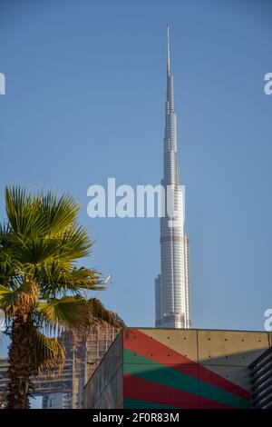 Die Spitze des berühmten Wolkenkratzers Burj Khalifa bei Tag Stockfoto