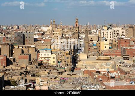 Kairoer Stadtbild mit Minaretten von der Aussichtsplattform des Zuwayla-Tores aus gesehen, Kairo, Ägypten Stockfoto