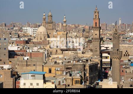 Kairoer Stadtbild mit Minaretten von der Aussichtsplattform des Zuwayla-Tores aus gesehen, Kairo, Ägypten Stockfoto