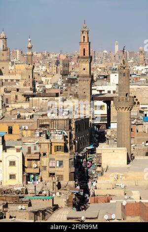 Kairoer Stadtbild mit Minaretten von der Aussichtsplattform des Zuwayla-Tores aus gesehen, Kairo, Ägypten Stockfoto