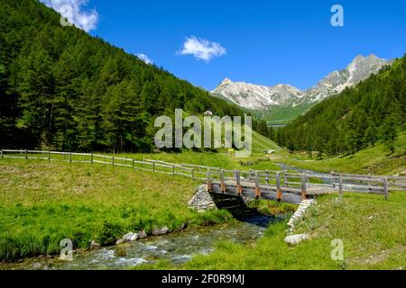 Brücke, bei St. Rhemy en Bosses, hinter Aiguille des Sasses und Pain du Sucre, Grosser St. Bernard Pass, Col du Grand Saint-Bernard, Val del Gran S. Stockfoto