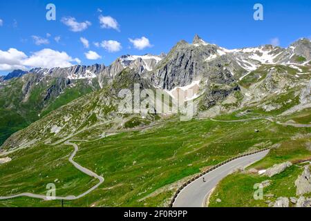 Weg zum Grossen Sankt Bernhard Pass, Pain du Sucre Col du Grand-Saint-Bernard im Hintergrund, Colle del Gran San Bernardo, Col du Grand Saint-Bernard Stockfoto