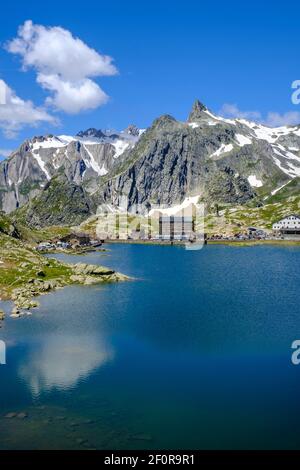 Lago del Gran San Bernardo, hinter Pain du Sucre, am Grossen Sankt Bernhard Pass, Col du Grand Saint-Bernard, Aostatal, Italien Stockfoto