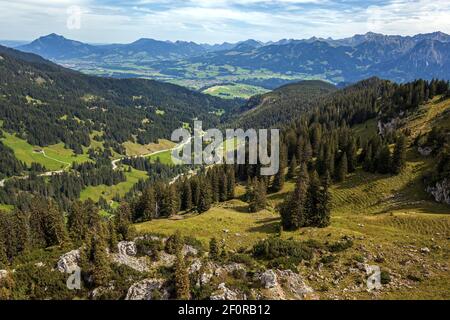 Blick vom Besler Kamm auf Riedbergstraße, Illertal und Allgäuer Alpen, bei Obermaiselstein, Oberallgäu, Allgäu, Bayern, Deutschland Stockfoto