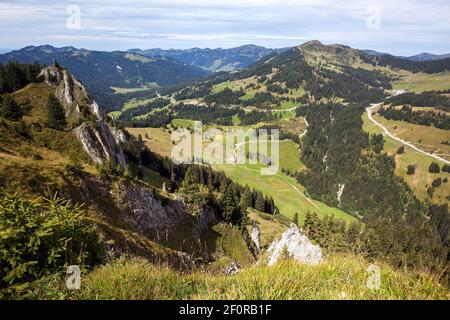 Blick von Besler auf Grasgehren, Riedbergpass und Riedberger Horn, linker Gipfel des Besler Grats, bei Obermaiselstein, Oberallgäu, Allgäuer Alpen Stockfoto