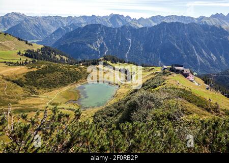 Blick vom Fellhornkamm auf den Schlappoldsee und die Allgäuer Alpen, rechts Fellhornbahn, Station Schlappoldsee, Fellhorn, Oberstdorf, Oberallgäu Stockfoto