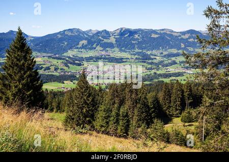 Blick ins Illertal zwischen Oberstdorf und Sonthofen, in den Hinterbergen der Allgäuer Alpen, Oberallgäu, Allgäu, Bayern, Deutschland Stockfoto