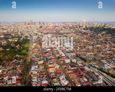 Luftaufnahme der Innenstadt von Johannesburg bei Sonnenuntergang, Südafrika Stockfoto