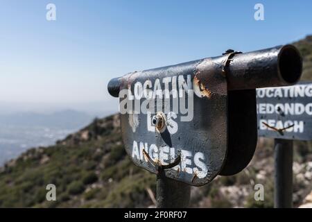 Historische Aussichtsröhren am Inspiration Point im Angeles National Forest oberhalb von Pasadena und Los Angeles, Kalifornien. Stockfoto