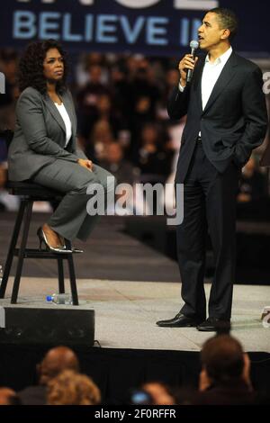 Manchester, Vereinigte Staaten Von Amerika. 26th Dez 2007. MANCHESTER, NH - 09. DEZEMBER 2007: Medienpersönlichkeit Oprah Winfrey schließt sich Präsidentschaftskandidat Barack Obama auf der Bühne während einer Kundgebung in der Verizon Wireless Arena in Manchester, New Hampshire am 9. Dezember 2007 Menschen statt; Oprah Winfrey Kredit: Storms Media Group/Alamy Live News Stockfoto