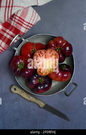 Geschnittene Tomate Mar Azul in der Haut, Blue Flesh Tomate aus Spanien, Deutschland Stockfoto
