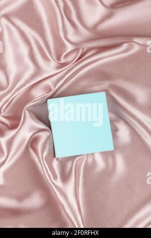 Geometrische Plattform Podium auf Pastell Seide Satin Hintergrund. Leere minimale quadratische Form Mock up Hintergrund für kosmetische Produktpräsentation Stockfoto