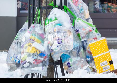 Zutphen, Niederlande - 2. Februar 2021: Beutel mit Plastikmüll warten auf die Verarbeitung und Sammlung in der historischen Innenstadt von Zutphen, die Stockfoto