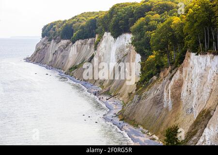 Touristen am Strand unter den Kreidefelsen, Nationalpark Jasmund, Insel Rügen, Ostsee, Mecklenburg-Vorpommern, Ostdeutschland Stockfoto