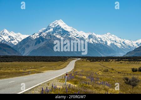 Landstraße mit Blick auf den schneebedeckten Mount Cook Nationalpark, die südlichen Alpen, Canterbury, Südinsel, Neuseeland Stockfoto