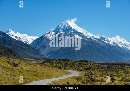 Landstraße mit Blick auf den schneebedeckten Mount Cook Nationalpark, die südlichen Alpen, Canterbury, Südinsel, Neuseeland Stockfoto