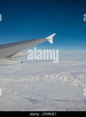 Blick auf Berge und verschneite Landschaft aus dem Flugzeug, Flugzeugflügel eines Airbus A380, Luftbild, Anatolien, Nordosttürkei, Türkei Stockfoto