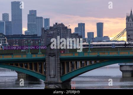 Entlang der Themse London - der Fluss Stockfoto