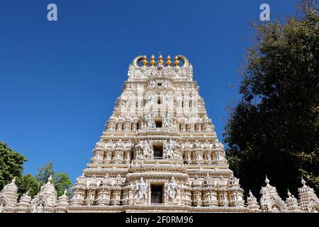 Kunstvolle Schnitzereien auf der Mandap des Sri Prasanna Krishna Swamy Tempels in Mysore, Karnataka, Indien Stockfoto