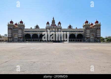 Vorderansicht des indo-sarakenischen Mysore Palastes in Karnataka, Indien Stockfoto