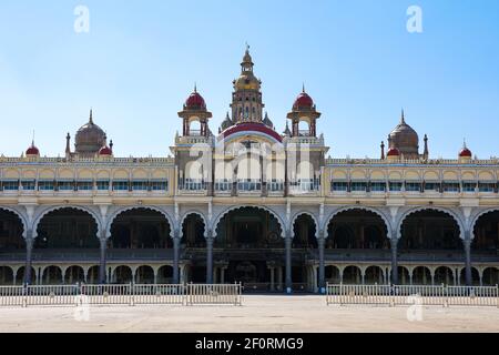 Vorderansicht des indo-sarakenischen Mysore Palastes in Karnataka, Indien Stockfoto