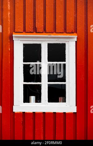 Rote Hauswand mit weißem Fenster, Rorbuer, typische Holzhäuser, Lofoten, Norwegen, Norwegen Stockfoto