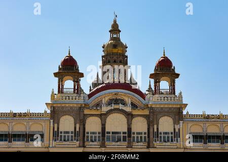 Vorderansicht des indo-sarakenischen Mysore Palastes in Karnataka, Indien Stockfoto