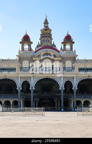 Vorderansicht des indo-sarakenischen Mysore Palastes in Karnataka, Indien Stockfoto