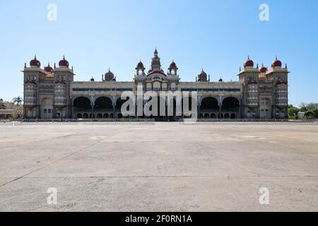 Vorderansicht des indo-sarakenischen Mysore Palastes in Karnataka, Indien Stockfoto