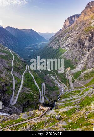 Luftaufnahme, Kehren an der Bergstraße Trollstigen, bei Andalsnes, More Og Romsdal, Vestland, Norwegen Stockfoto